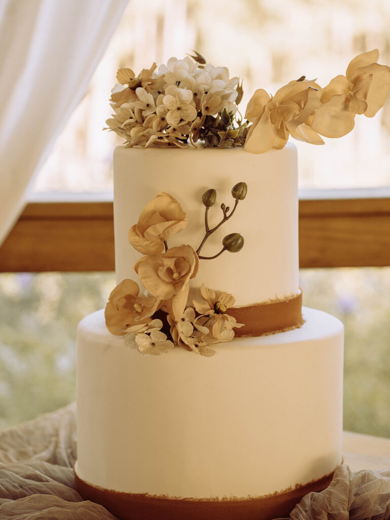 Image of a rustic boho wedding cake 